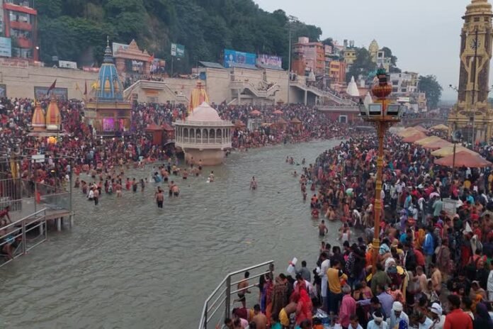 कार्तिक पूर्णिमा आज, सुबह से गंगा में स्नान कर धर्मनगरी में पुण्य कमाने पहुंचे श्रद्धालु